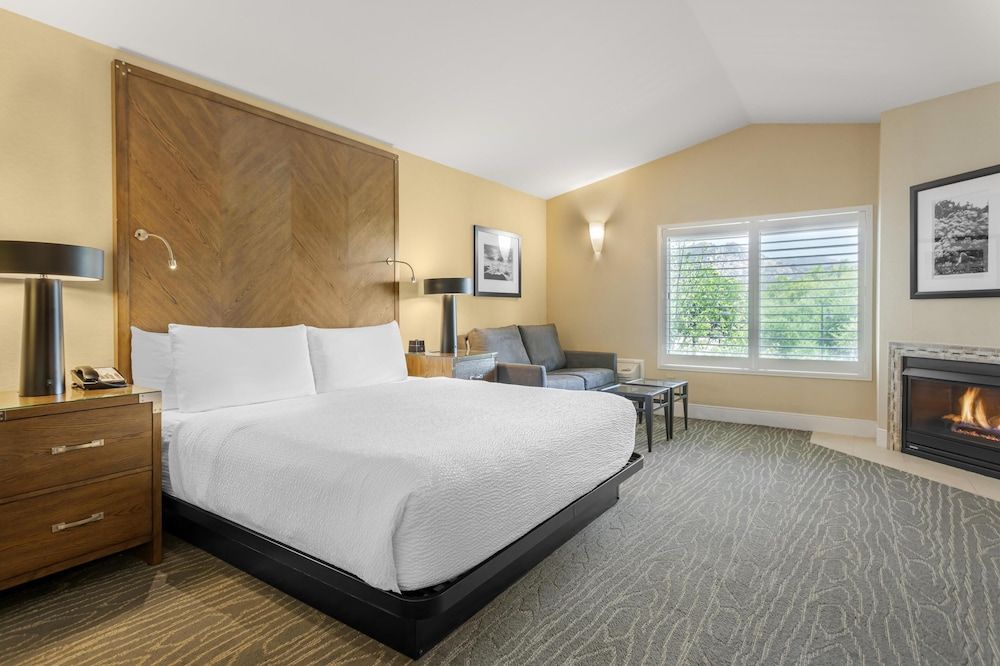 Suite, 1 King Bed, Non Smoking, Fireplace (2nd Floor)