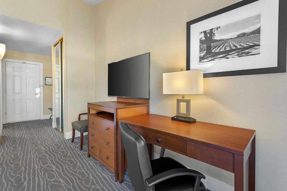 Best Western Plus Stevenson Manor Standard Room, 1 King Bed, Non Smoking, Balcony (2nd Floor) 6