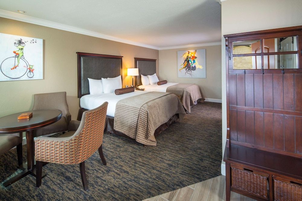 Family Suite, Multiple Beds, Non Smoking, Refrigerator & Microwave (Walk-in Shower)