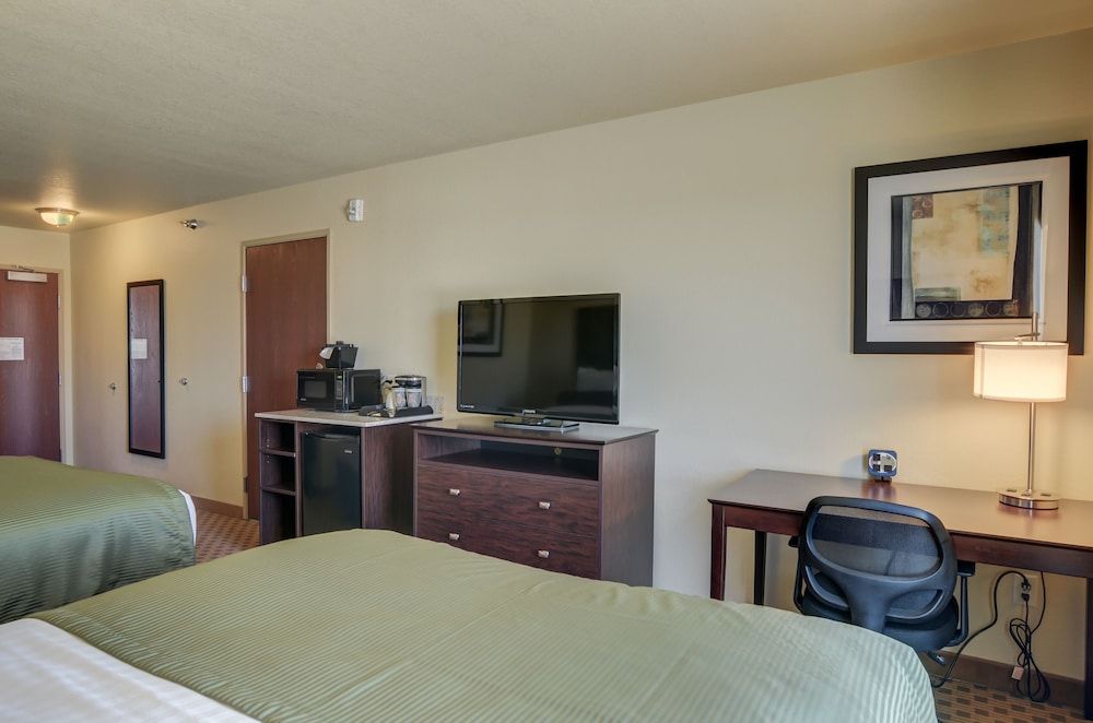 Cobblestone Inn & Suites - Kersey Room, 2 Queen Bed, Accessible Benched Tub, Non Smoking 2