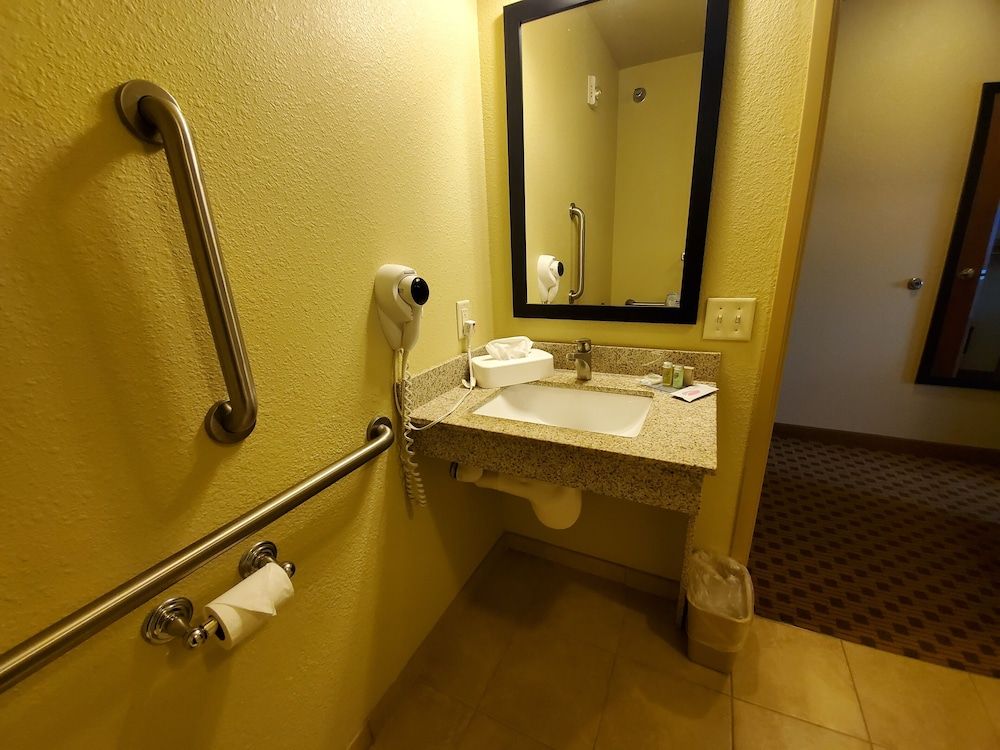 Cobblestone Inn & Suites - Kersey Room, 2 Queen Bed, Accessible Benched Tub, Non Smoking 5