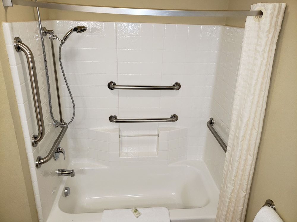 Cobblestone Inn & Suites - Kersey Room, 2 Queen Bed, Accessible Benched Tub, Non Smoking 6