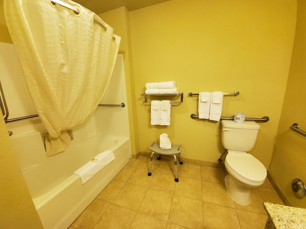 Cobblestone Inn & Suites - Kersey Room, 2 Queen Bed, Accessible Benched Tub, Non Smoking 4