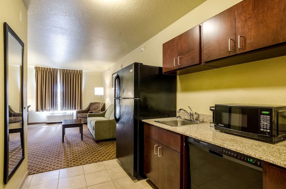 Cobblestone Inn & Suites - Kersey Suite, King Bed with Sofa Bed, Accessible Roll in Shower, Non Smoking 4
