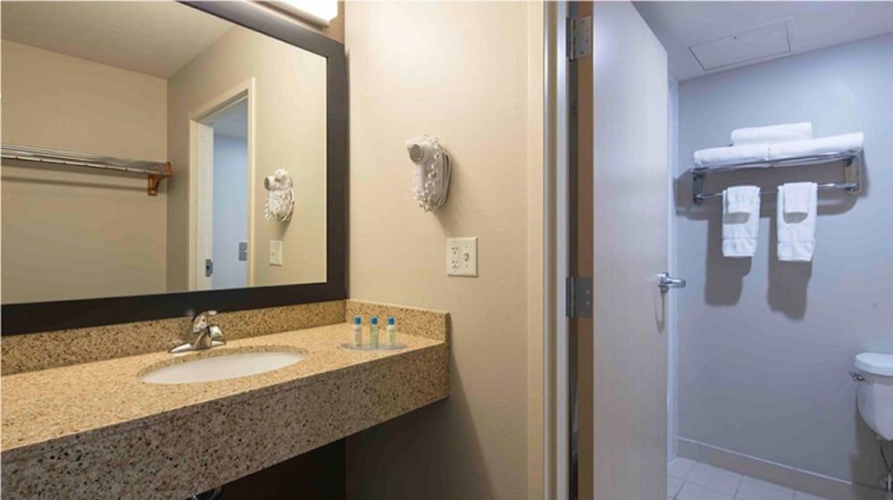 Best Western Beacon Inn Standard Room, 2 Queen Beds, Non Smoking 6