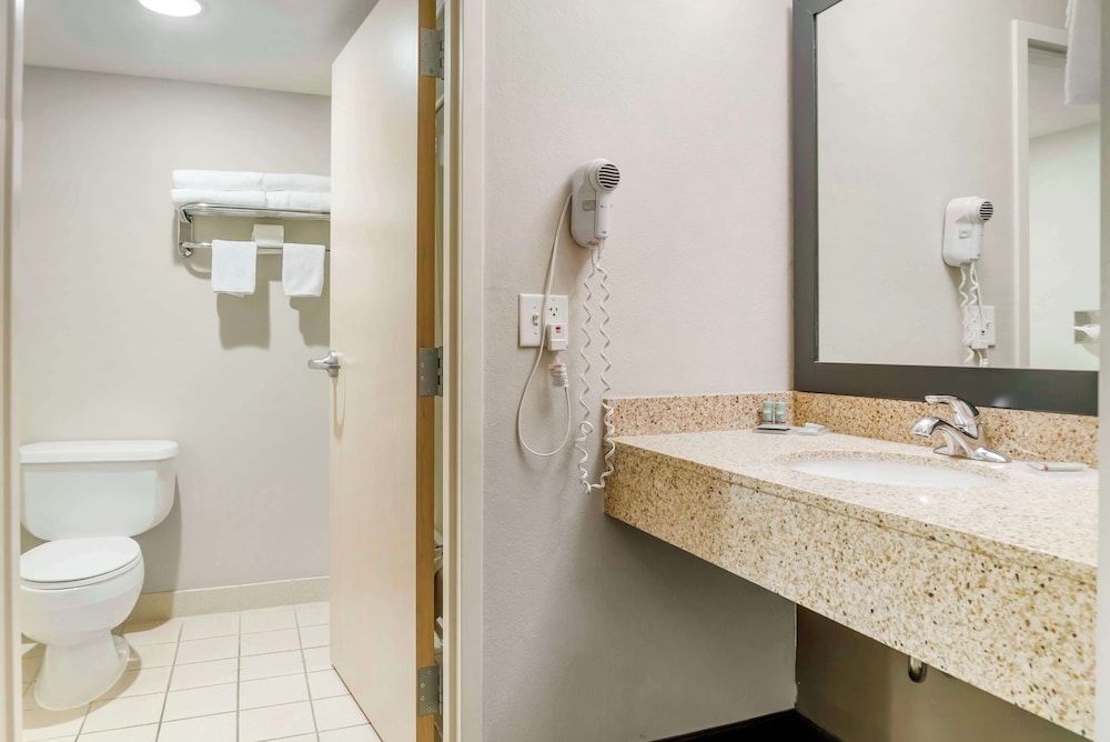 Best Western Beacon Inn Standard Room, 2 Queen Beds, Refrigerator & Microwave, Courtyard View 4