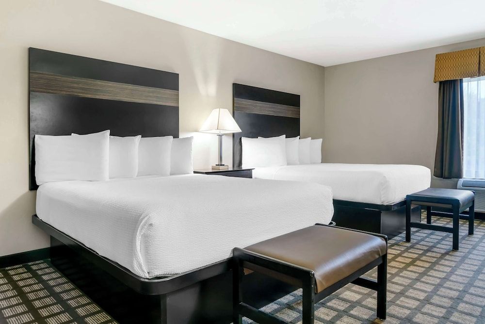 Best Western Beacon Inn Standard Room, 2 Queen Beds, Refrigerator & Microwave, Courtyard View 2