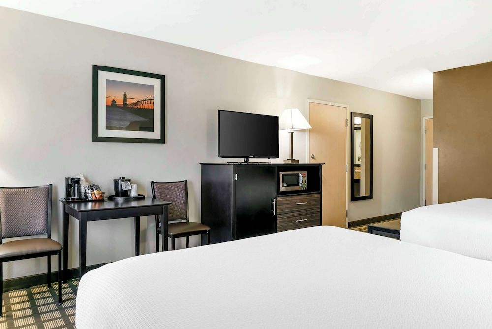 Best Western Beacon Inn Standard Room, 2 Queen Beds, Refrigerator & Microwave, Courtyard View 3