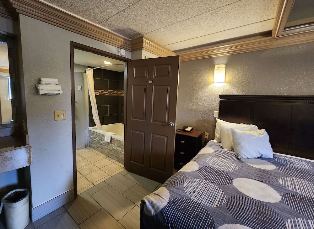 Suite, 1 King Bed, Smoking (Supreme)