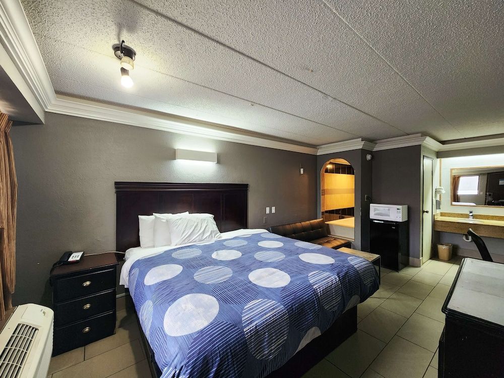 Suite, 1 King Bed, Smoking (Contemporary)