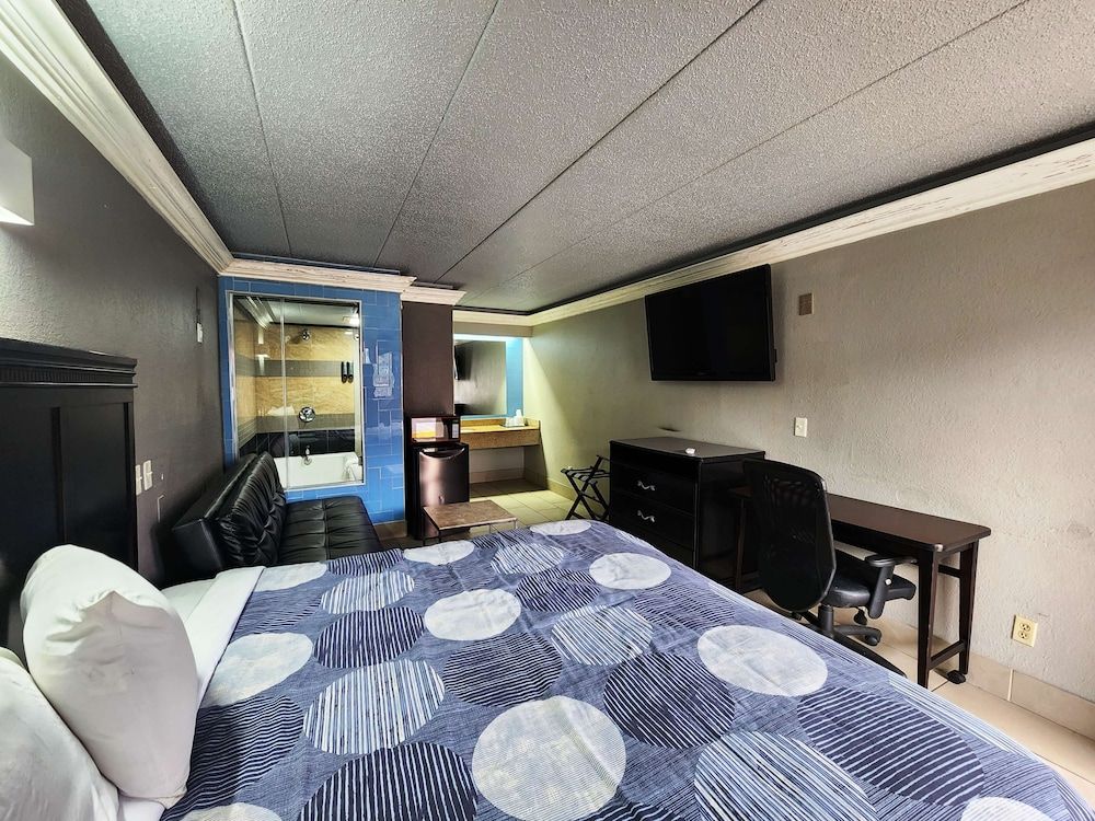Suite, 1 King Bed, Smoking (Modern)
