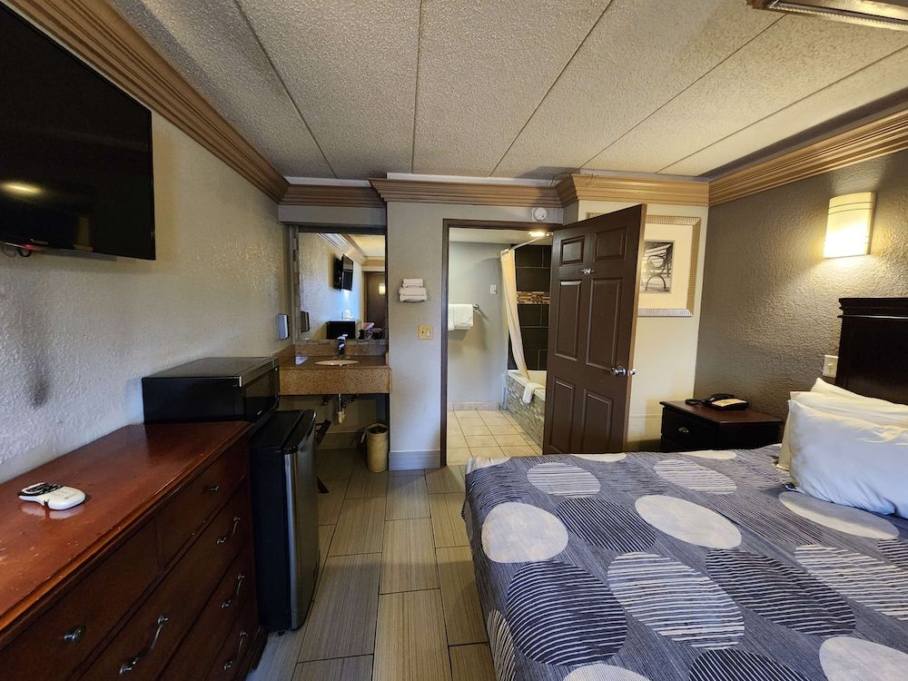Suite, 1 King Bed, Smoking (Supreme)