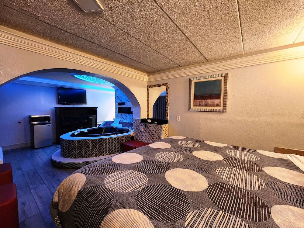 Suite, 1 King Bed, Non Smoking, Jetted Tub