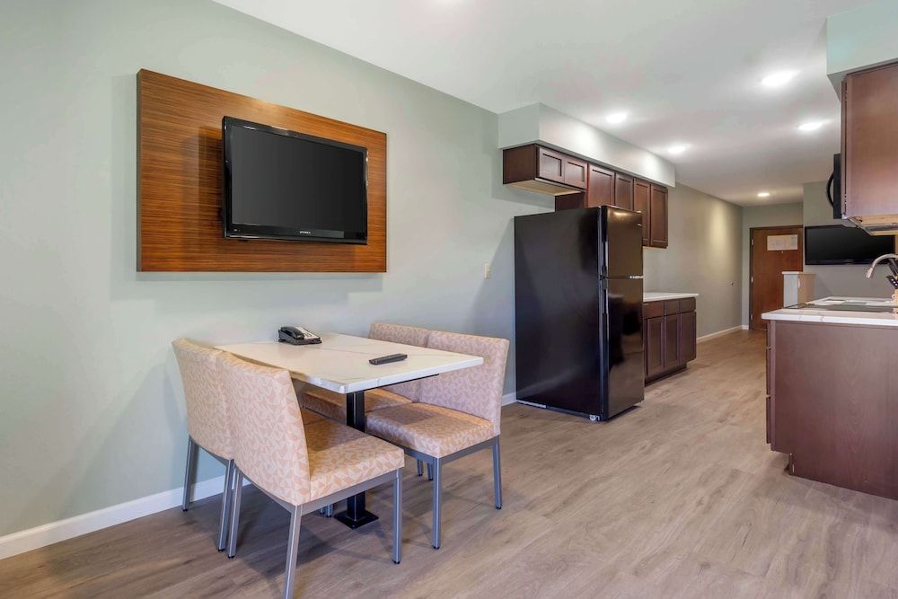 Best Western Plus Ahtanum Inn Suite, 2 Queen Beds, Kitchen, Poolside (Full Kitchen) 4