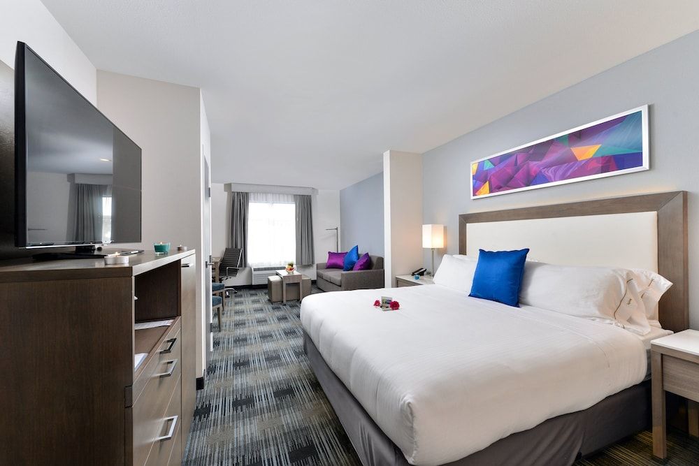 Suite, 1 King Bed, Accessible (Communication Accessible)