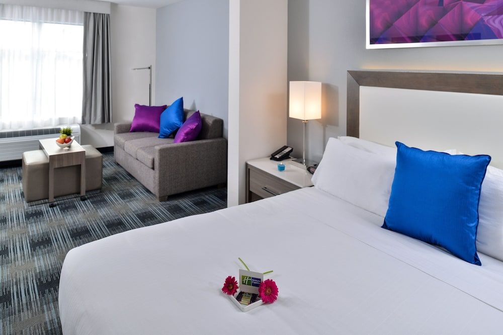 Suite, 1 King Bed, Transfer Shower (Mobility Accessible)