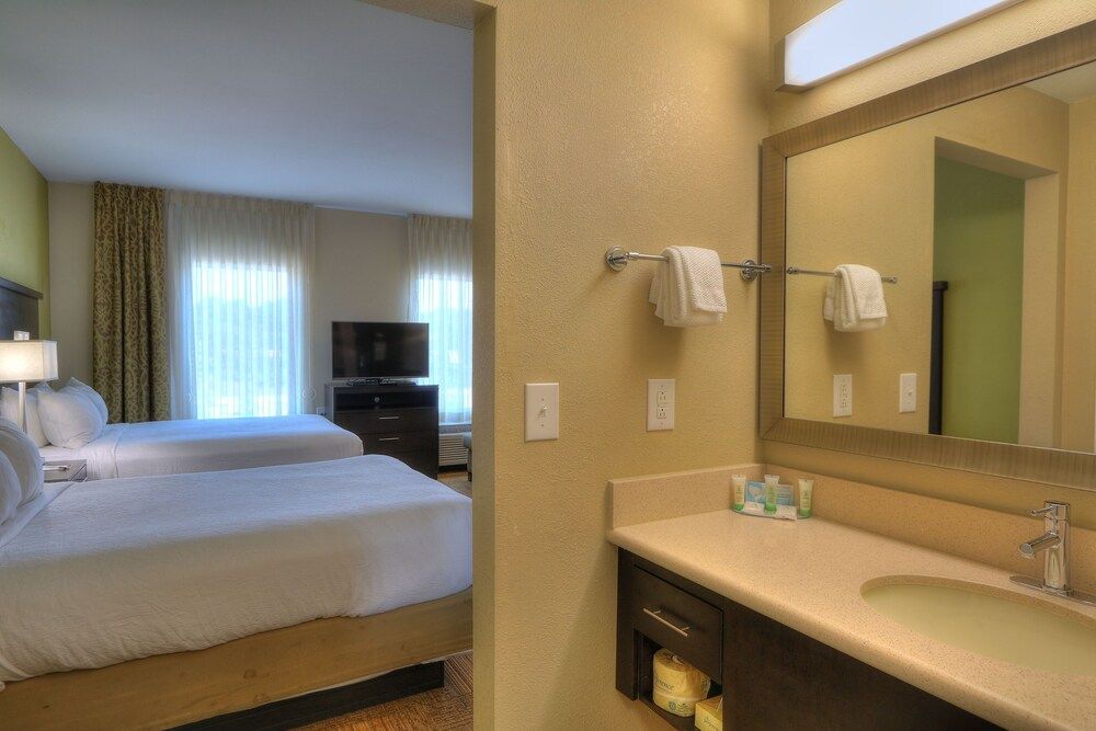 Staybridge Suites Knoxville-West by IHG Studio Suite, 2 Double Beds, Accessible, Kitchen (Mobility, Accessible Tub) 4