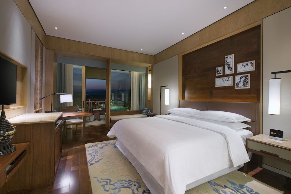 Sheraton Grand Xishuangbanna Hotel Ambassador Suite, 1 Bedroom Larger Suite, 1 King, Balcony