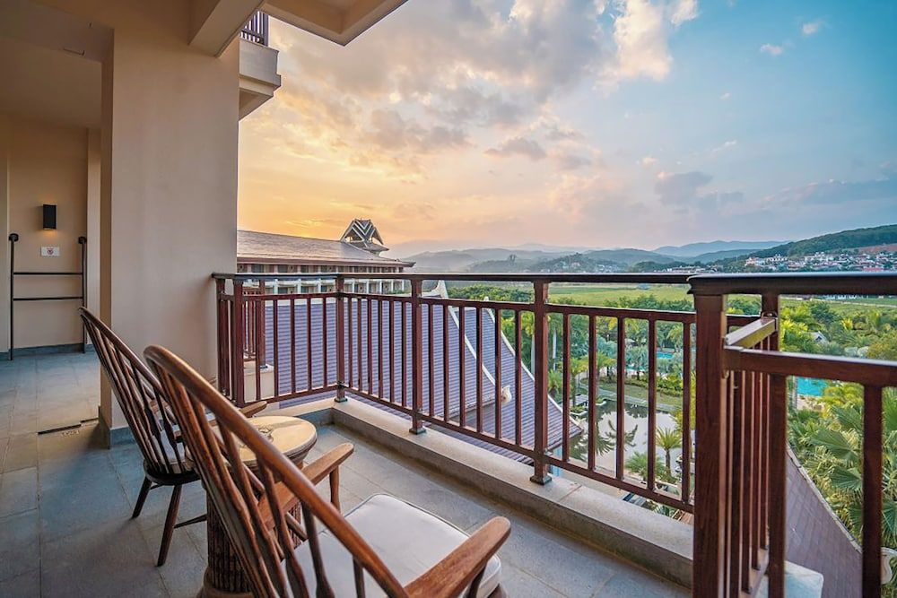 Sheraton Grand Xishuangbanna Hotel Premier Suite, 1 Bedroom Suite, 1 King, Garden view, Balcony 4
