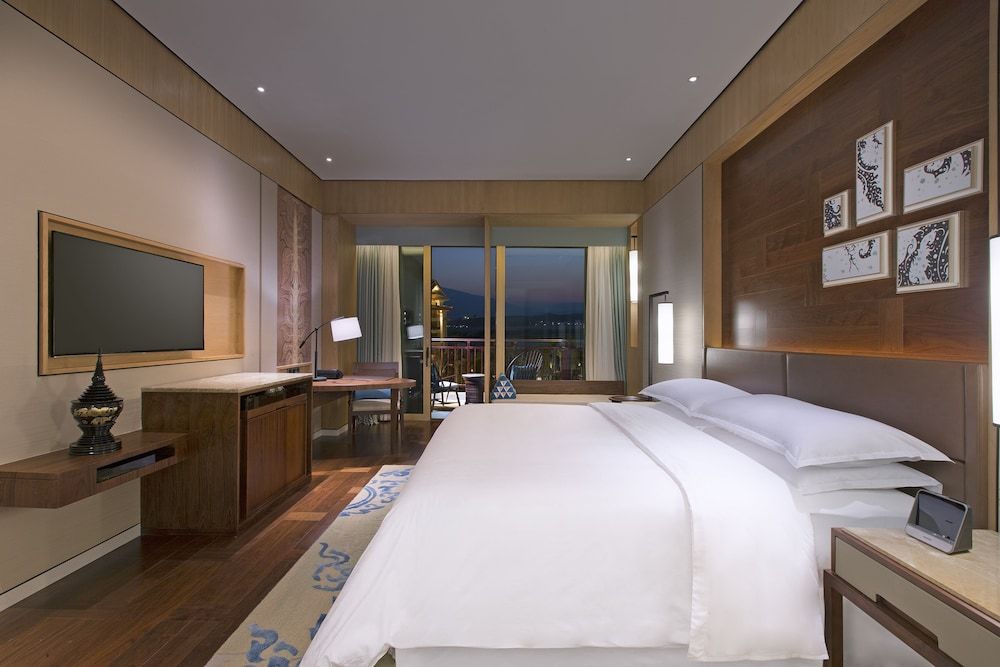 Deluxe King, Guest room, 1 King, Balcony
