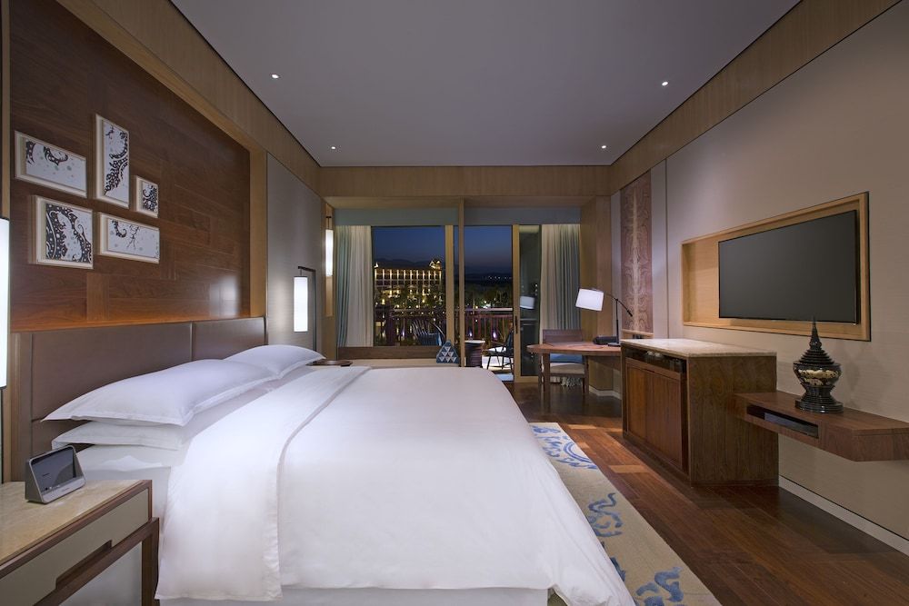 Grand Deluxe King, Guest room, 1 King, Garden view, Balcony