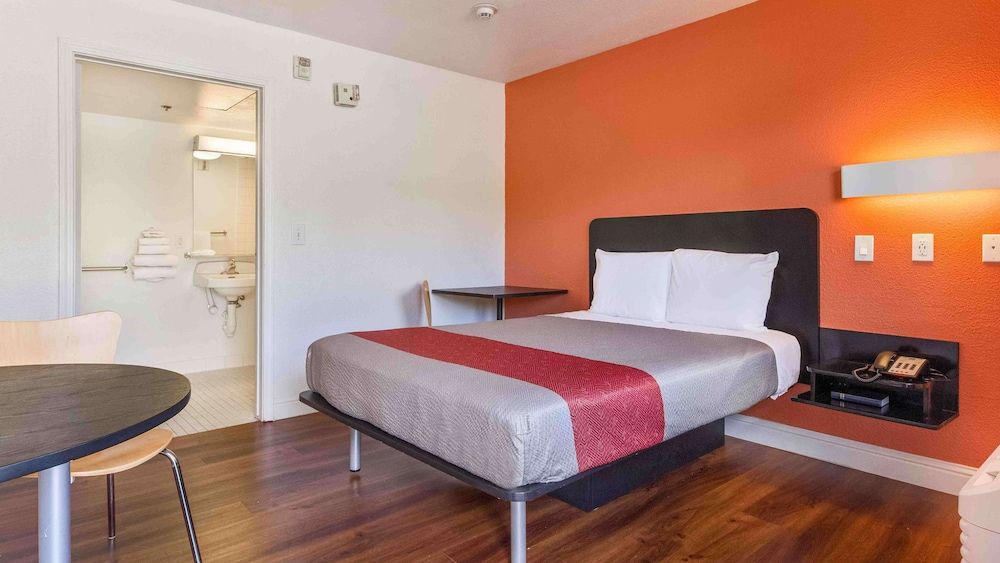 Motel 6 Fremont, CA - South Standard Room, 1 Queen Bed, Accessible, Non Smoking 2