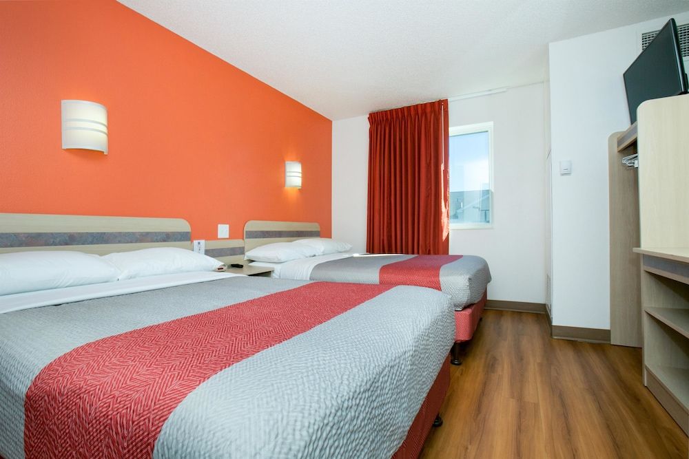 Motel 6 Brooklyn Center, MN - Minneapolis Premium Suite, Multiple Beds, Non Smoking 2