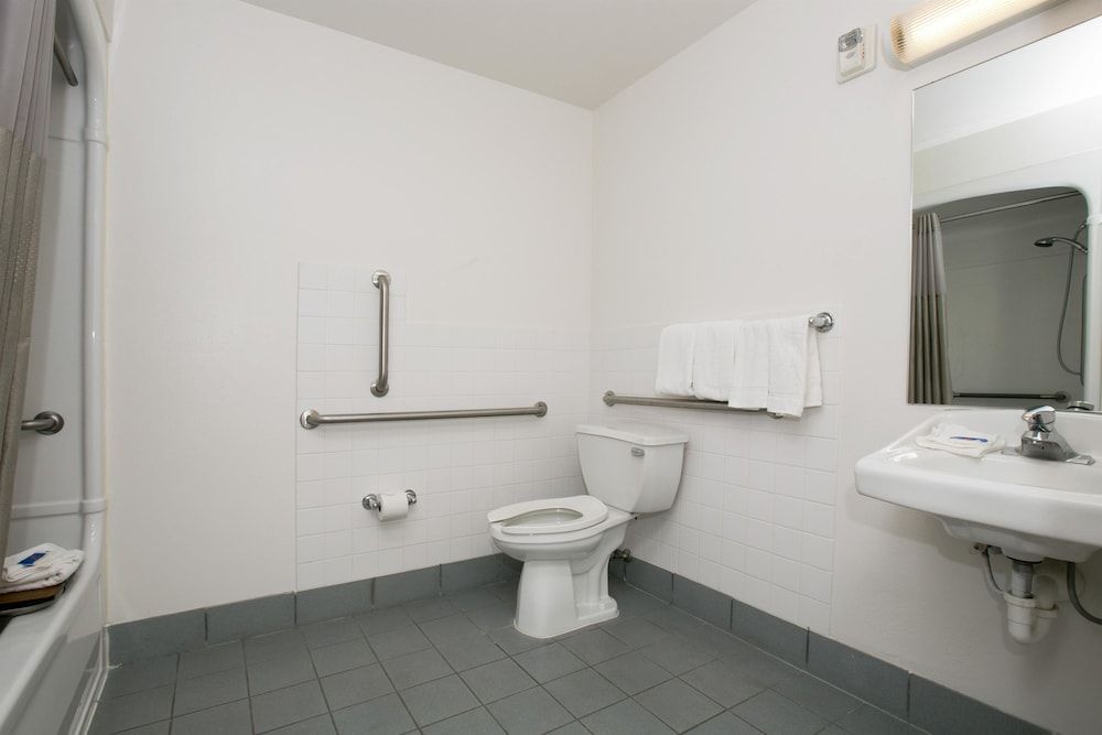 Motel 6 Brooklyn Center, MN - Minneapolis Standard Room, 1 Queen Bed, Accessible, Non Smoking 12