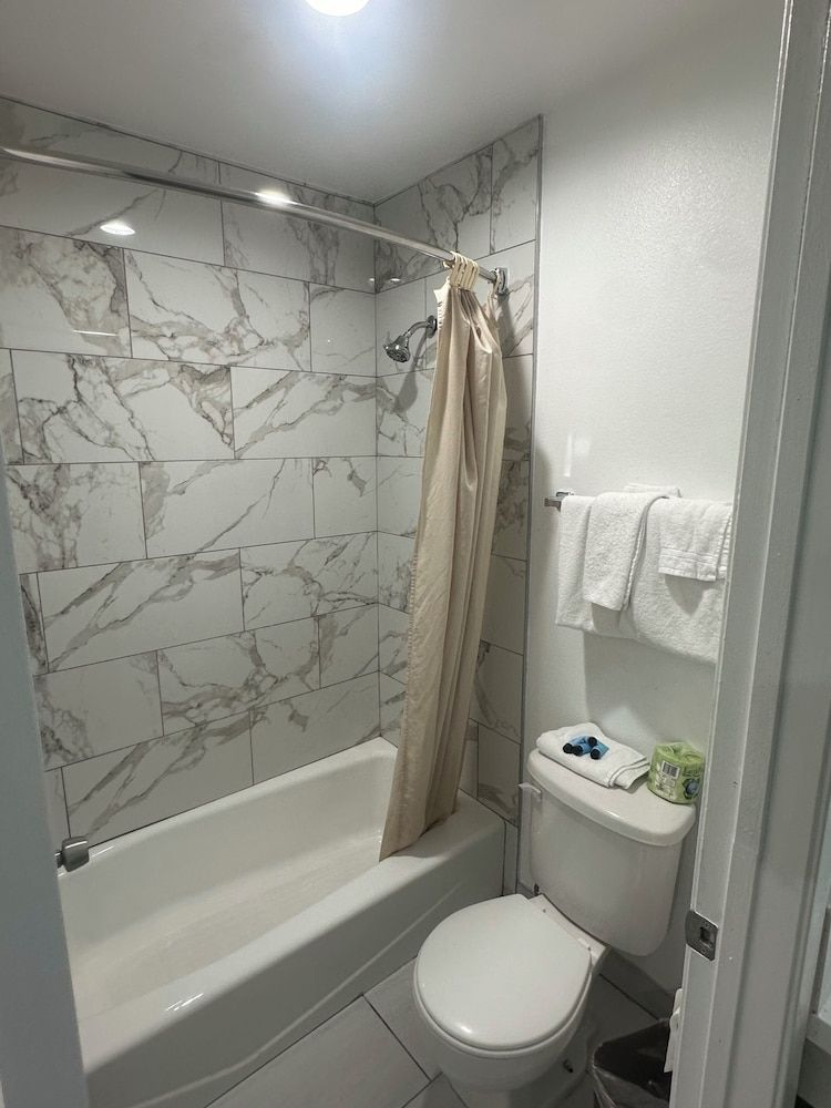 Garden Inn Standard Room, 2 Queen Beds 6