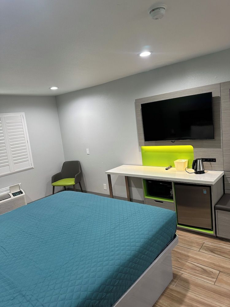 Garden Inn Standard Room, 1 King Bed 6