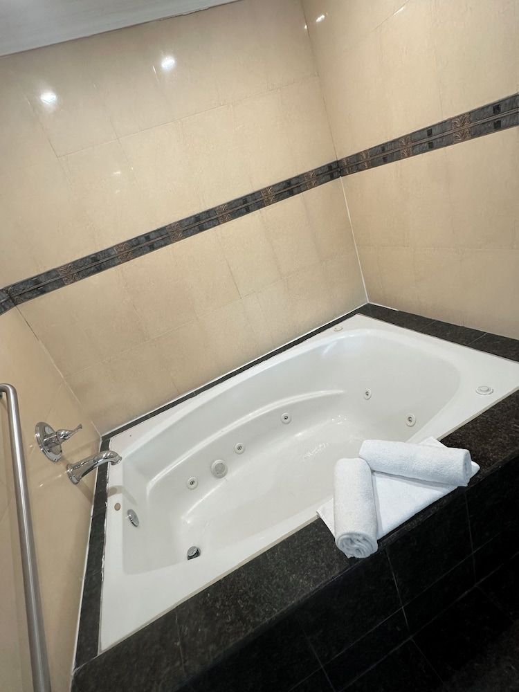 Garden Inn Room, Jetted Tub 7