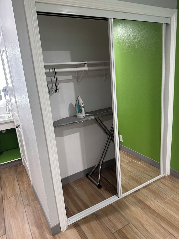 Garden Inn Standard Room, 1 King Bed 5