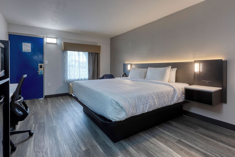 Clarion Pointe Standard Room, 1 King Bed, Non Smoking 4