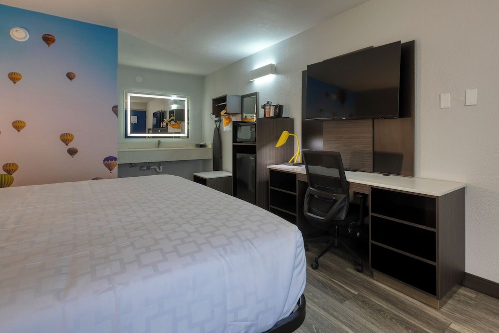 Clarion Pointe Standard Room, 1 King Bed, Non Smoking