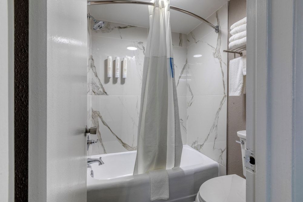 Clarion Pointe Standard Room, 1 King Bed, Non Smoking 10