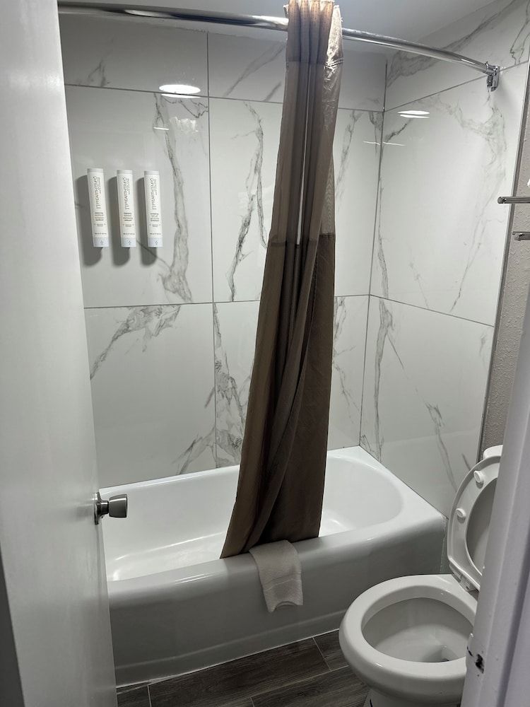 Clarion Pointe Standard Room, 1 King Bed, Non Smoking 9