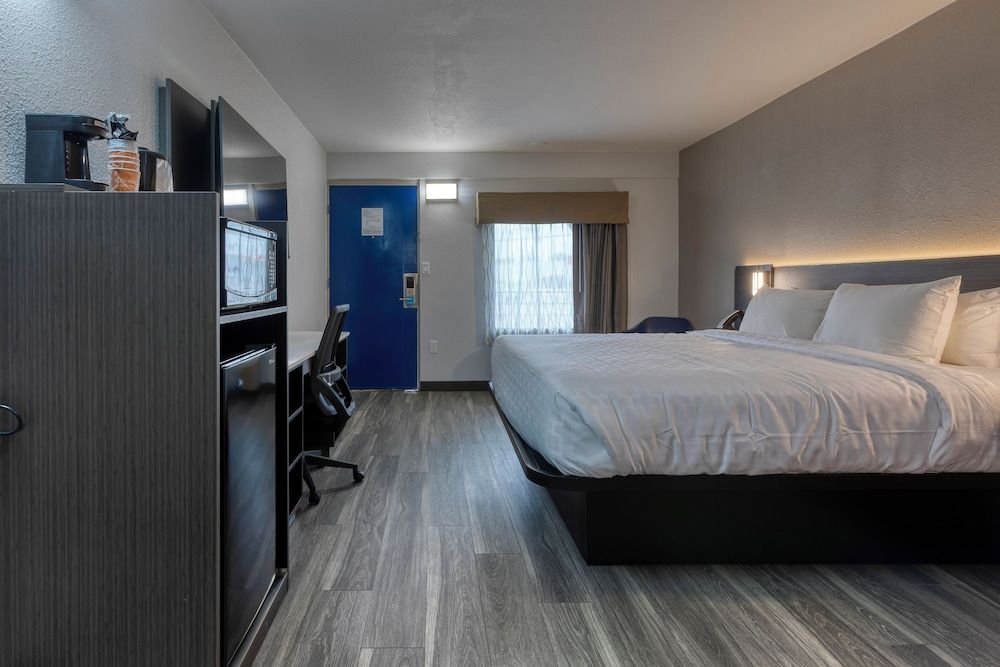 Clarion Pointe Standard Room, 1 King Bed, Non Smoking 3