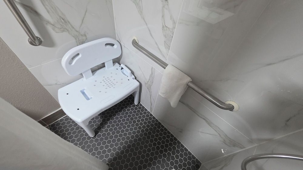 Clarion Pointe Room, 1 King Bed, Accessible, Non Smoking 4