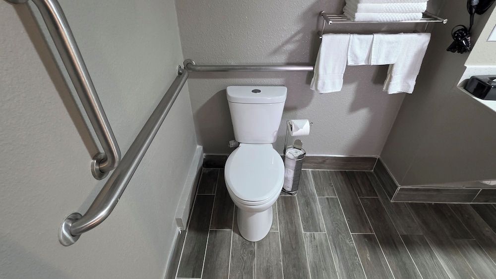 Clarion Pointe Room, 2 Queen Beds, Accessible, Non Smoking 4