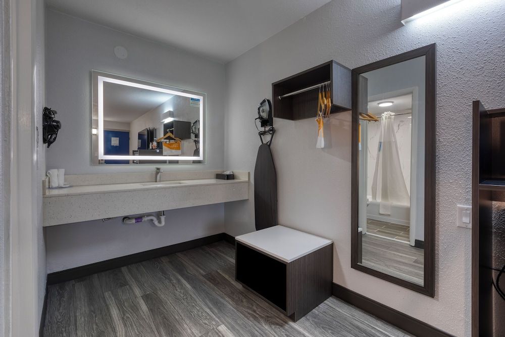 Clarion Pointe Standard Room, 1 King Bed, Non Smoking 7