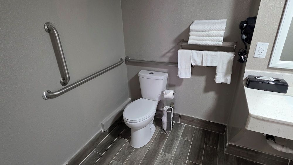 Clarion Pointe Room, 2 Queen Beds, Accessible, Non Smoking 3