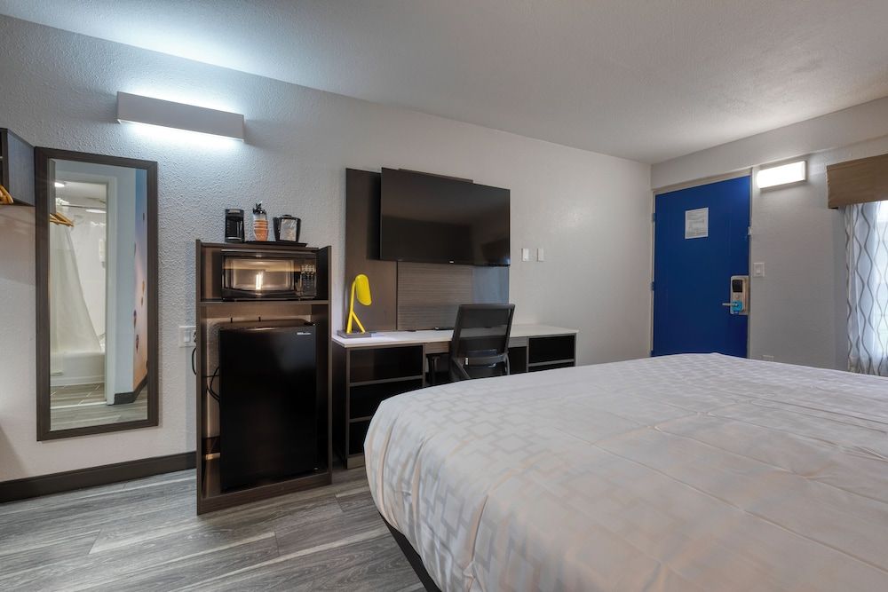 Clarion Pointe Standard Room, 1 King Bed, Non Smoking 2