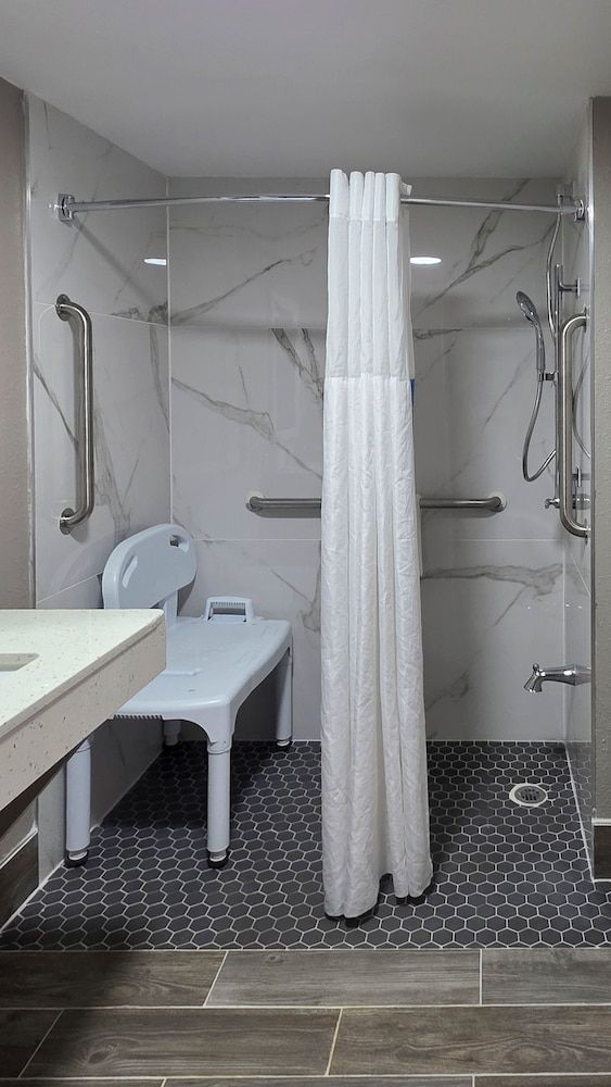 Clarion Pointe Room, 1 King Bed, Accessible, Non Smoking 3