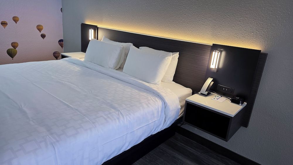 Clarion Pointe Room, 1 King Bed, Accessible, Non Smoking 2