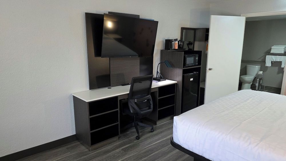 Clarion Pointe Room, 1 King Bed, Accessible, Non Smoking 8