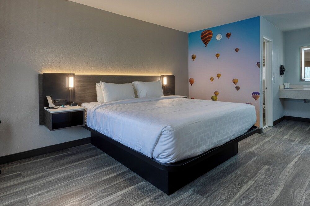 Clarion Pointe Standard Room, 1 King Bed, Non Smoking 5