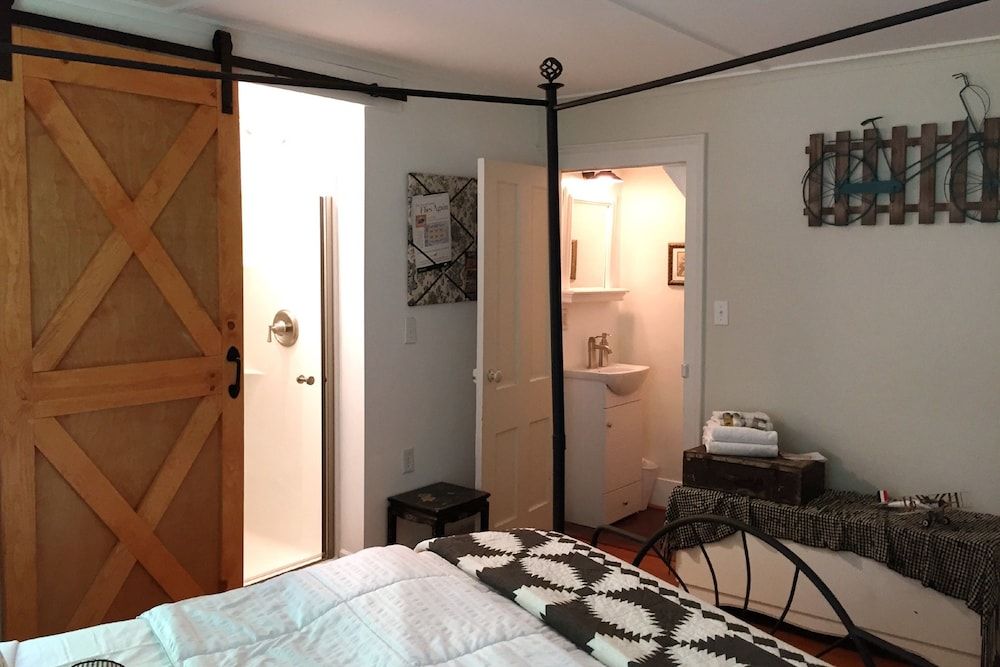 Room, Private Bathroom (Glenn Curtiss)