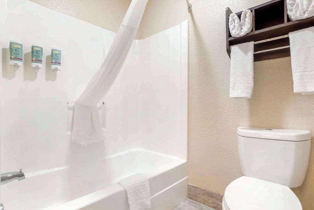 Best Western Gardendale Standard Room, 2 Double Beds, Non Smoking, Refrigerator & Microwave 4
