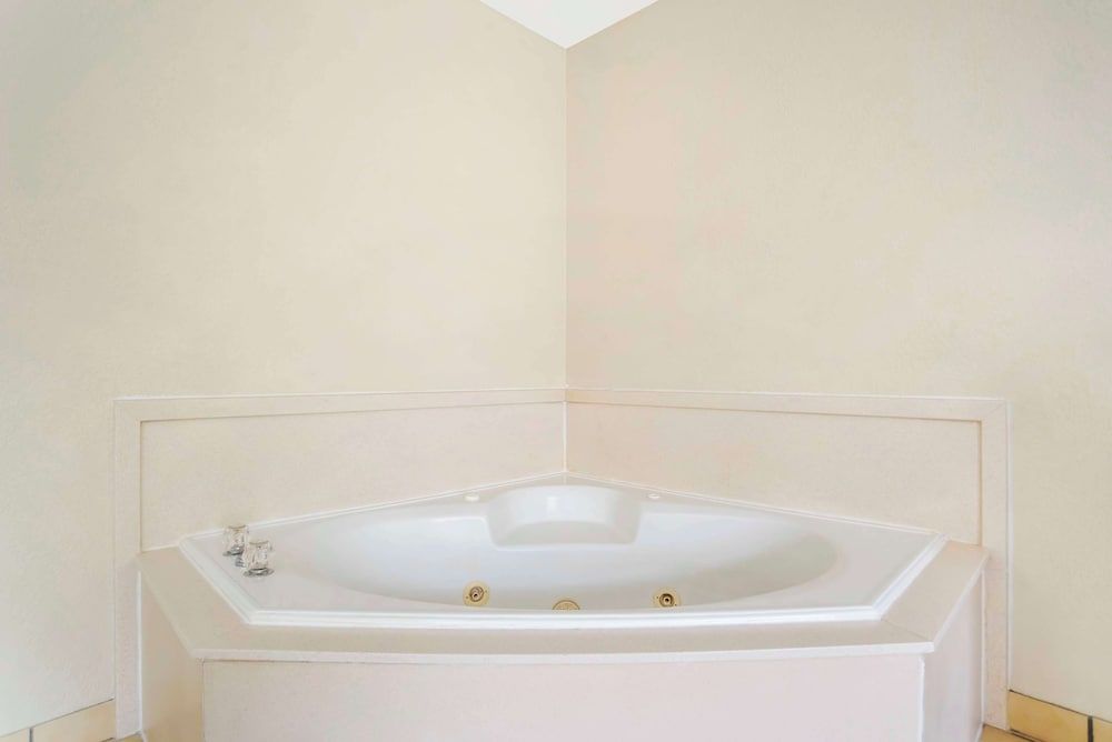 Best Western Gardendale Standard Room, 1 King Bed, Non Smoking, Jetted Tub 4