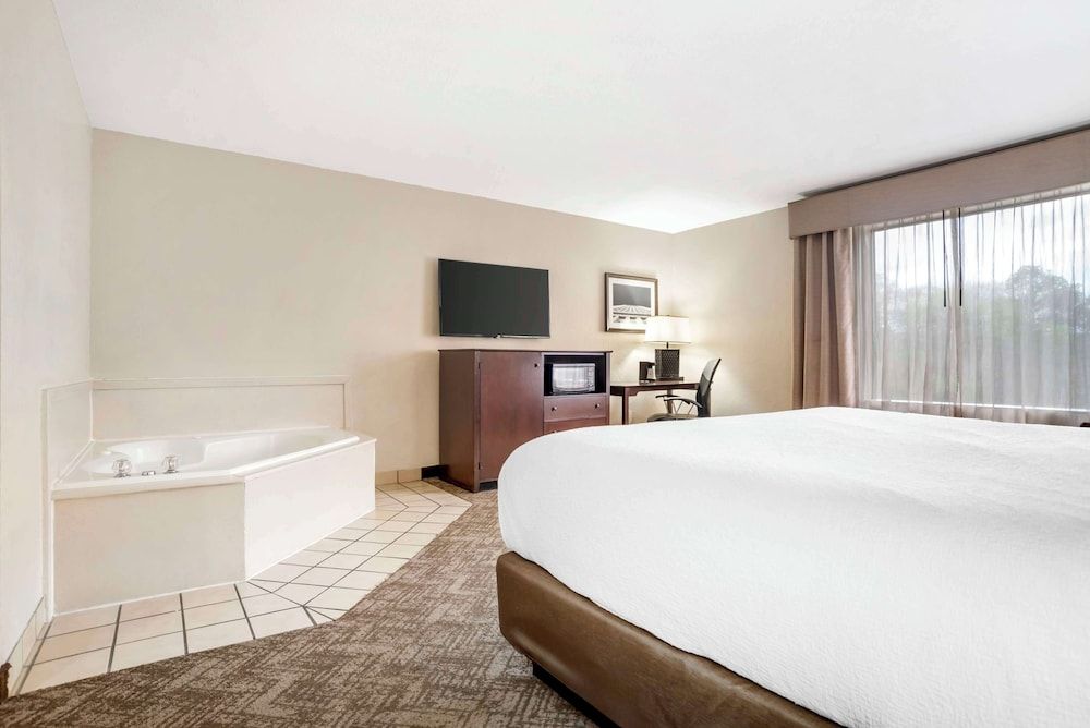 Best Western Gardendale Standard Room, 1 King Bed, Non Smoking, Jetted Tub 3